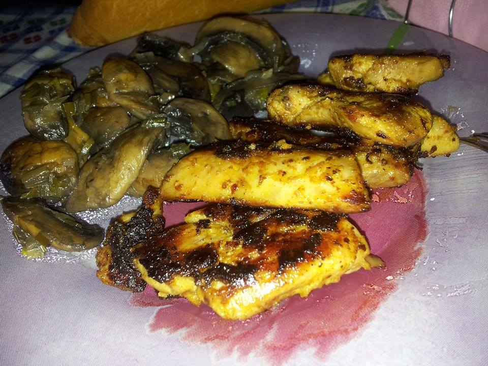 Piept de pui la grill cu ciuperci champignon