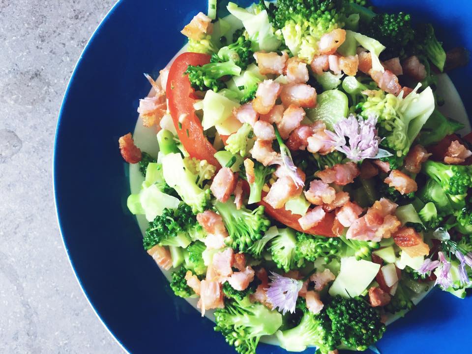 Salata de broccoli cu branza Feta si flori de chives