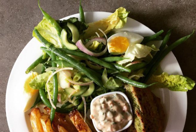 Burger vegetarian din sparanghel cu salata frantuzeasca de fasole verde si cartofi la cuptor