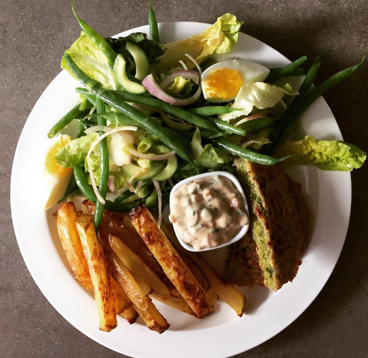 Burger vegetarian din sparanghel cu salata frantuzeasca de fasole verde si cartofi la cuptor