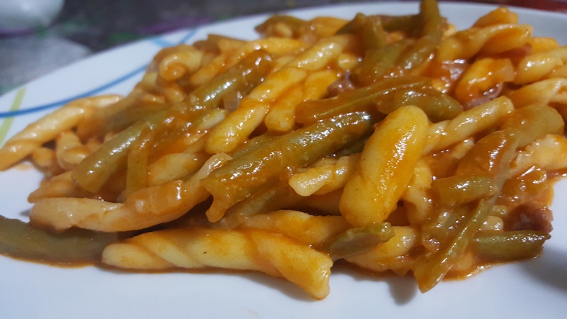 Tocana de strozzapreti cu fasole pastai si pasta de tomate