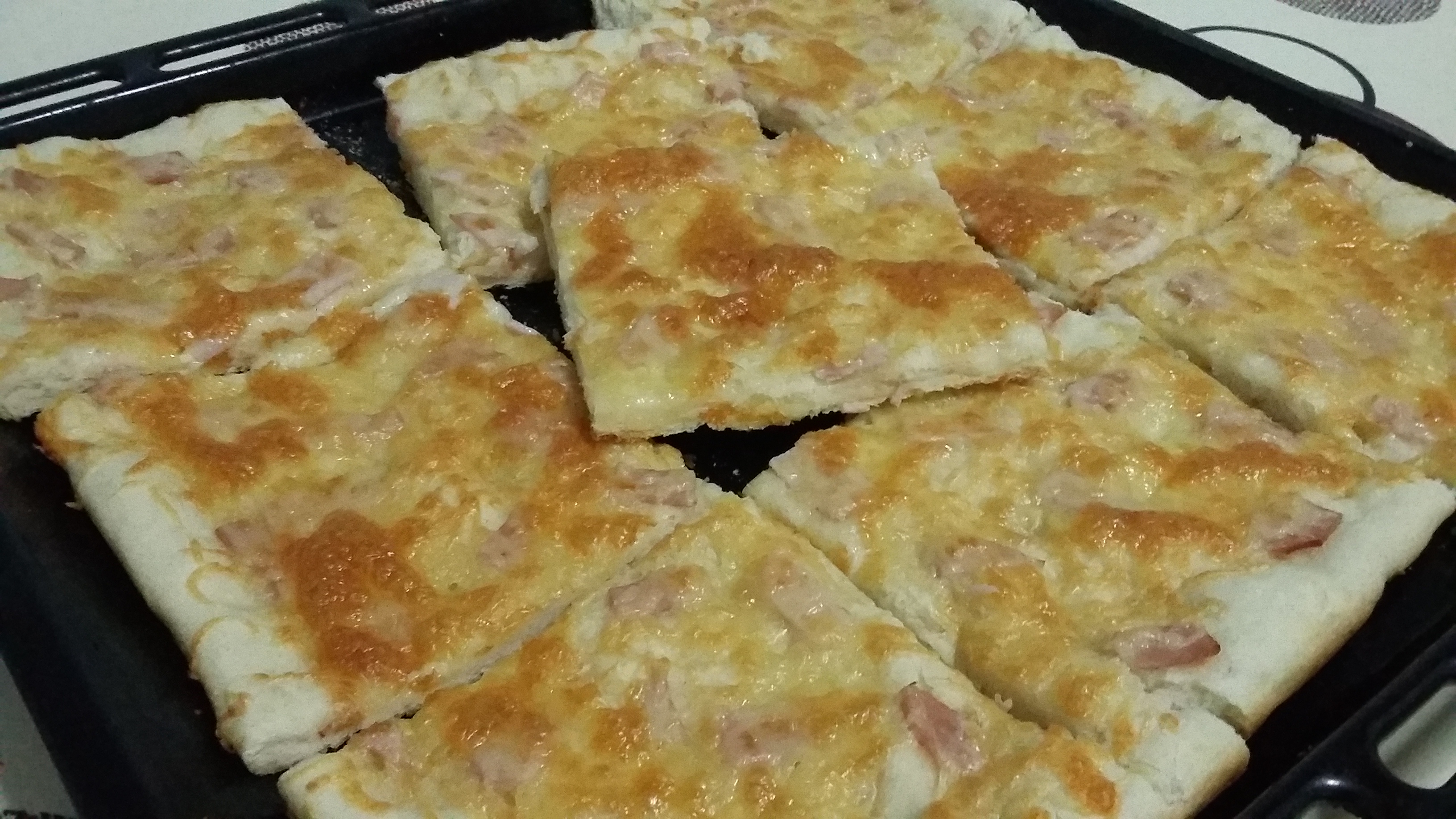 Focaccia cu sunca si cascaval