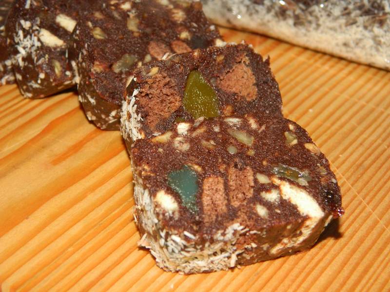 Salam de biscuiţi, reţetă cu eugenii