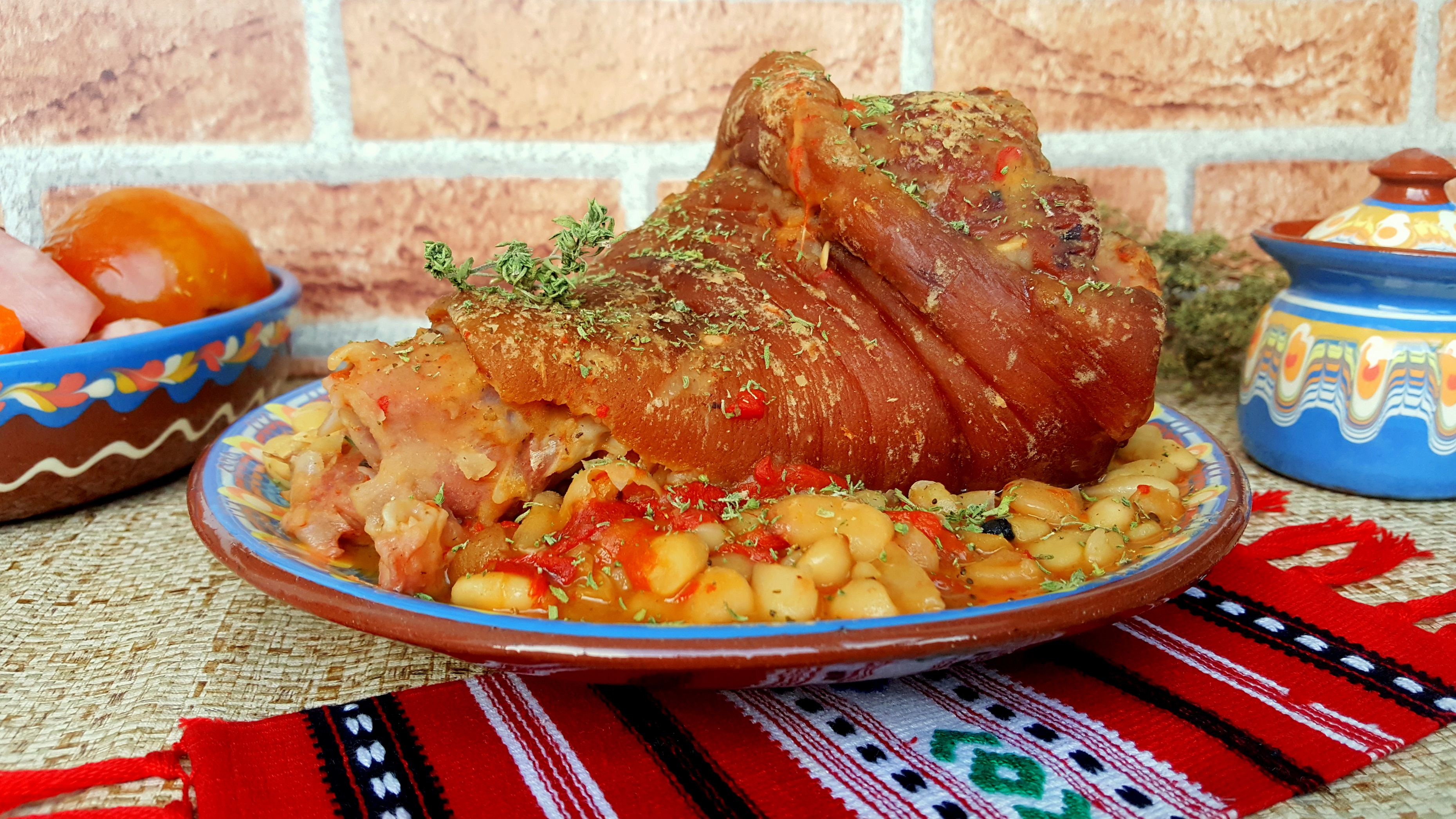 Fasole scazuta cu ciolan de porc afumat si ardei copt