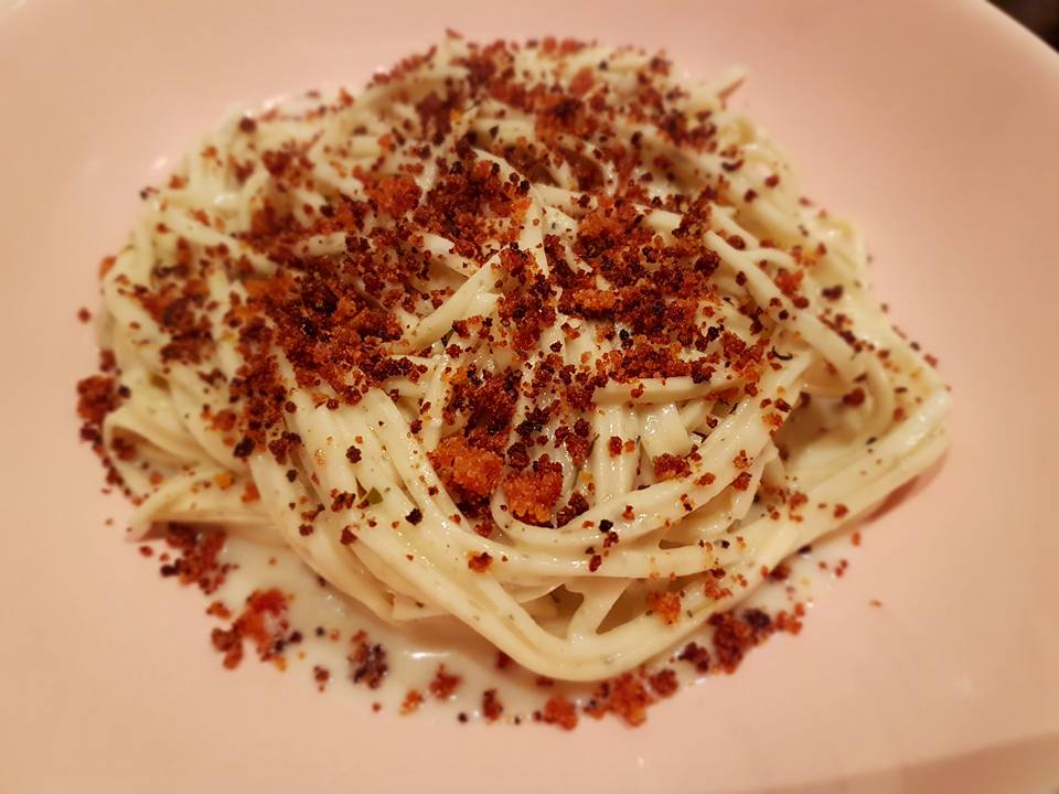 Spaghete cu sos din 4 feluri de  branza si pesmet crocant aromatizat cu Chorizo