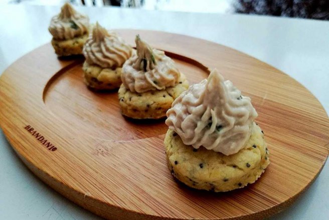 Biscuiti cu mac ornati cu mousse de ton
