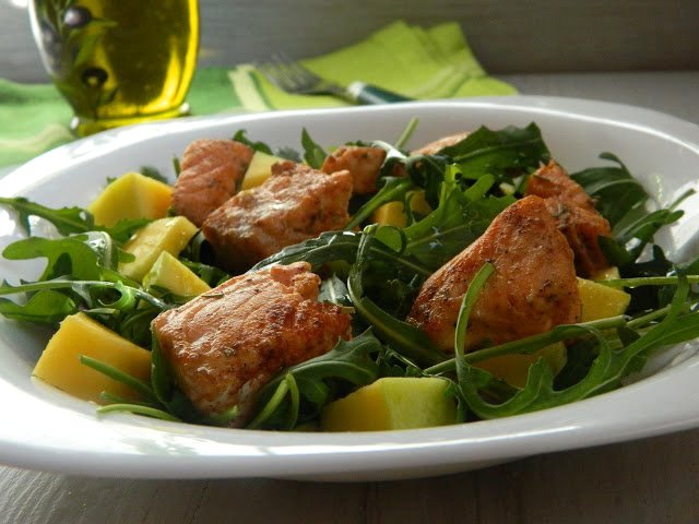 Salata rucola cu somon si mango