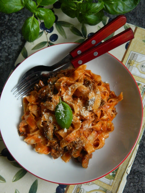 Tagliatelle in sos de rosii cu ficatei de pui