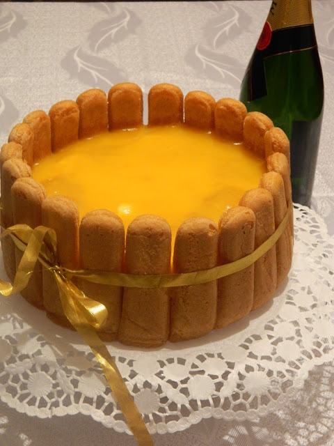 Tort de piscoturi cu crema de mascarpone, mandarine si mango