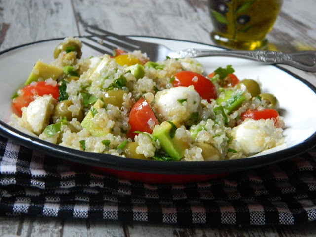 Salata de quinoa cu mozzarella