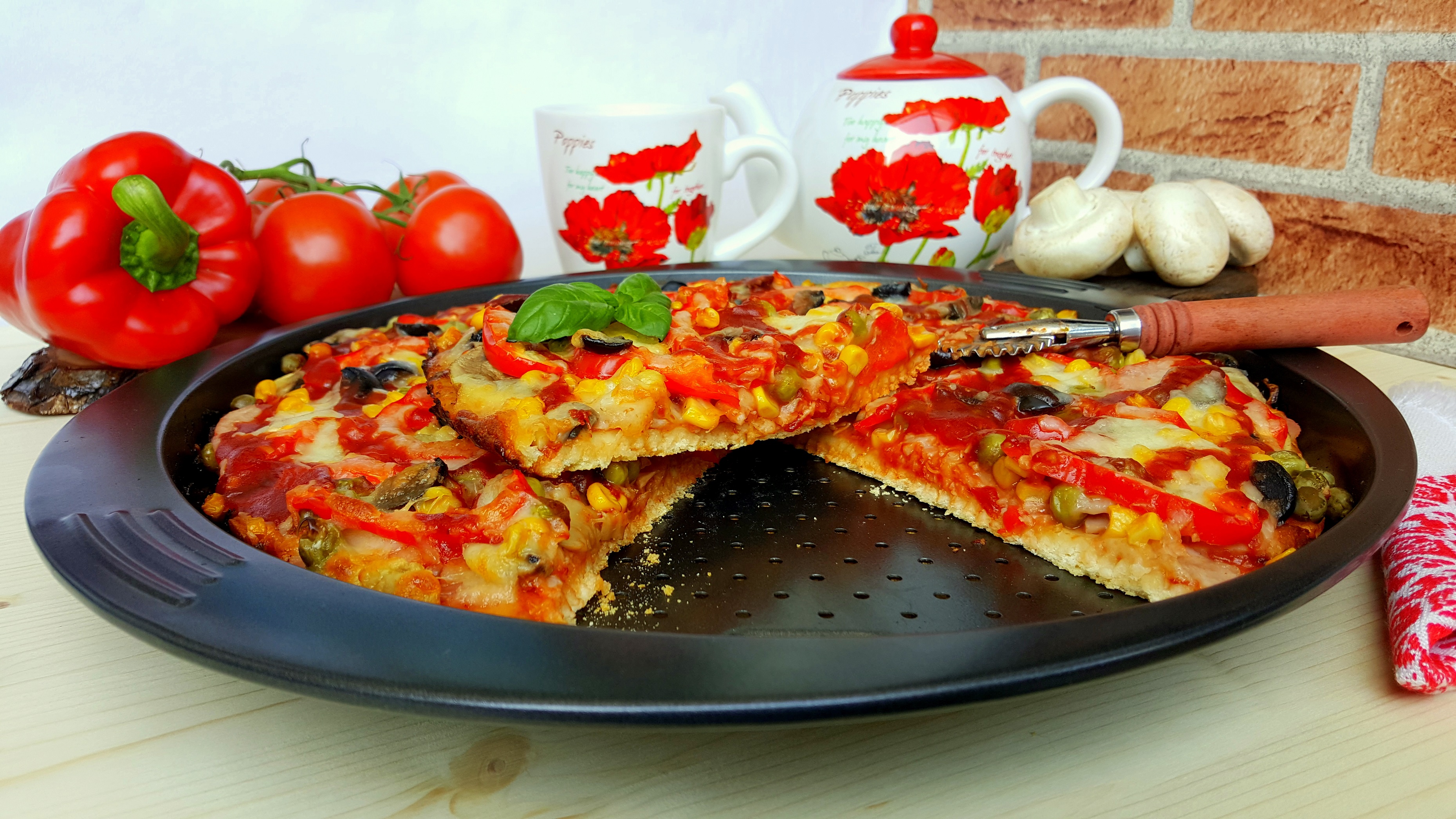 Pizza cu aluat nedospit, sunca, legume si ciuperci