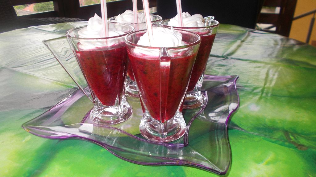 Smoothie din fructe de padure cu frisca