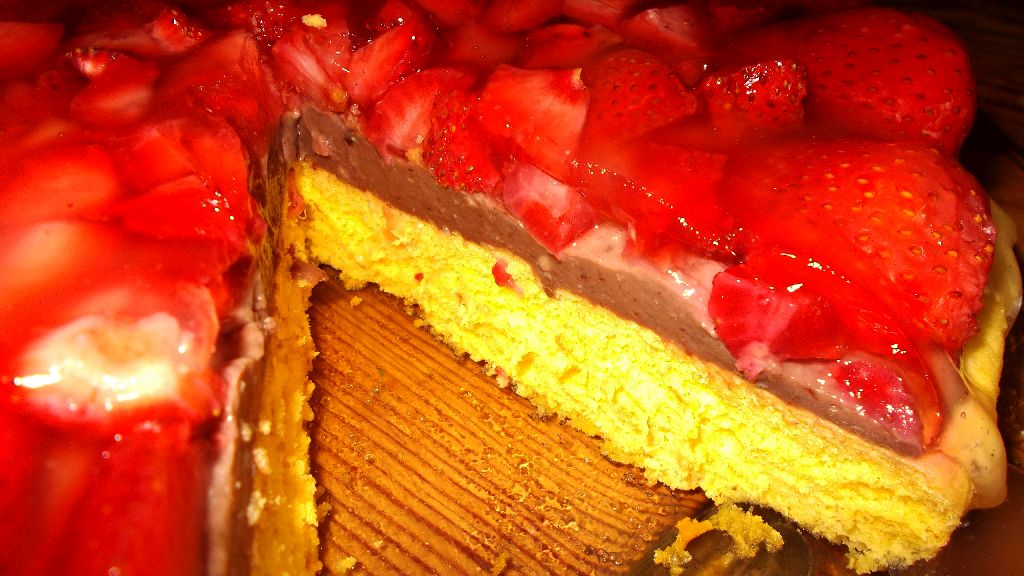 Desert tarta cu budinca de ciocolata si capsuni