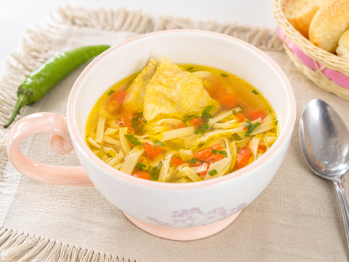 Ciorba de pui cu taietei de casa