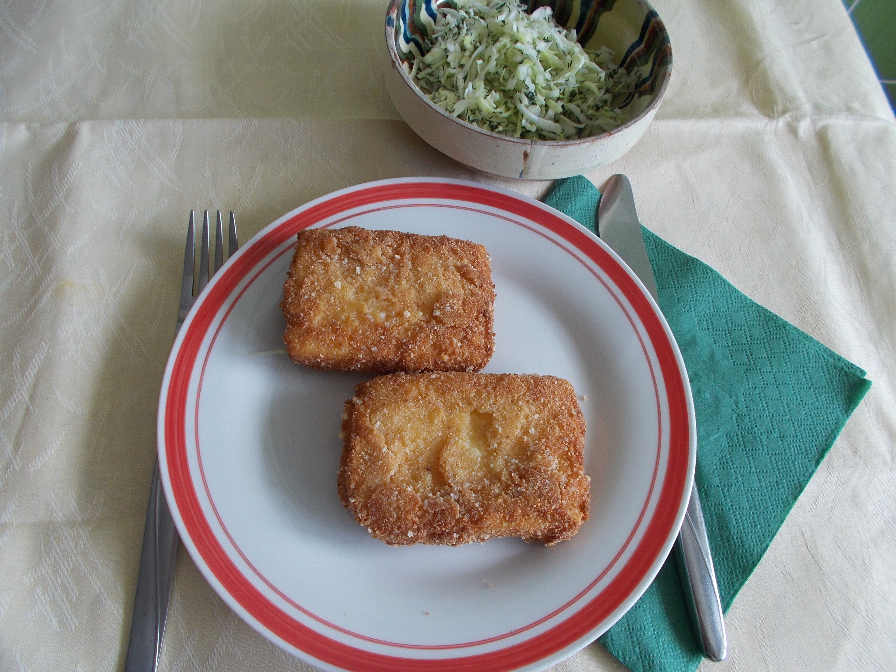 Aperitiv cascaval pana, cu salata de varza