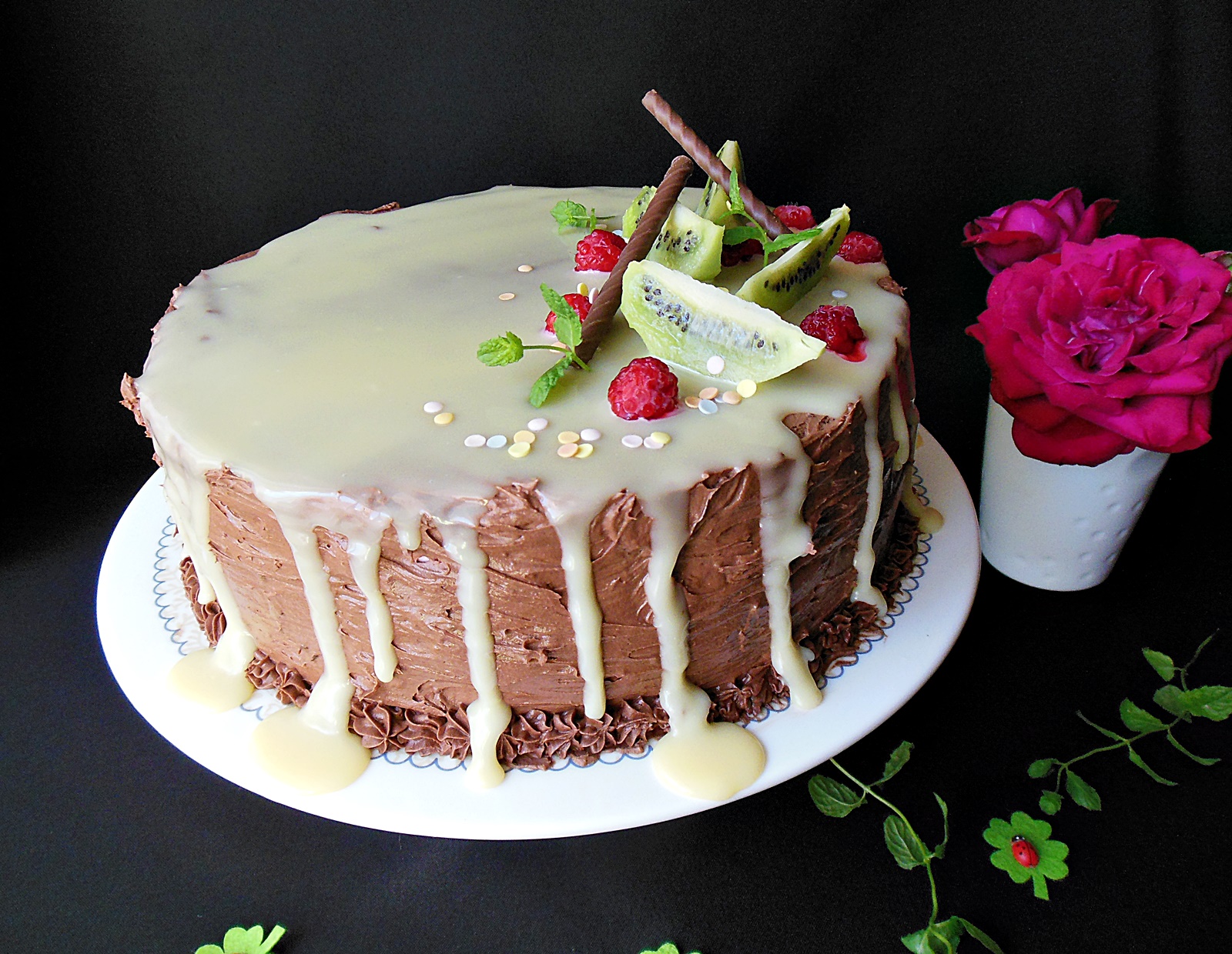 Desert tort cu crema de zmeura, de ciocolata si glazura de ciocolata alba