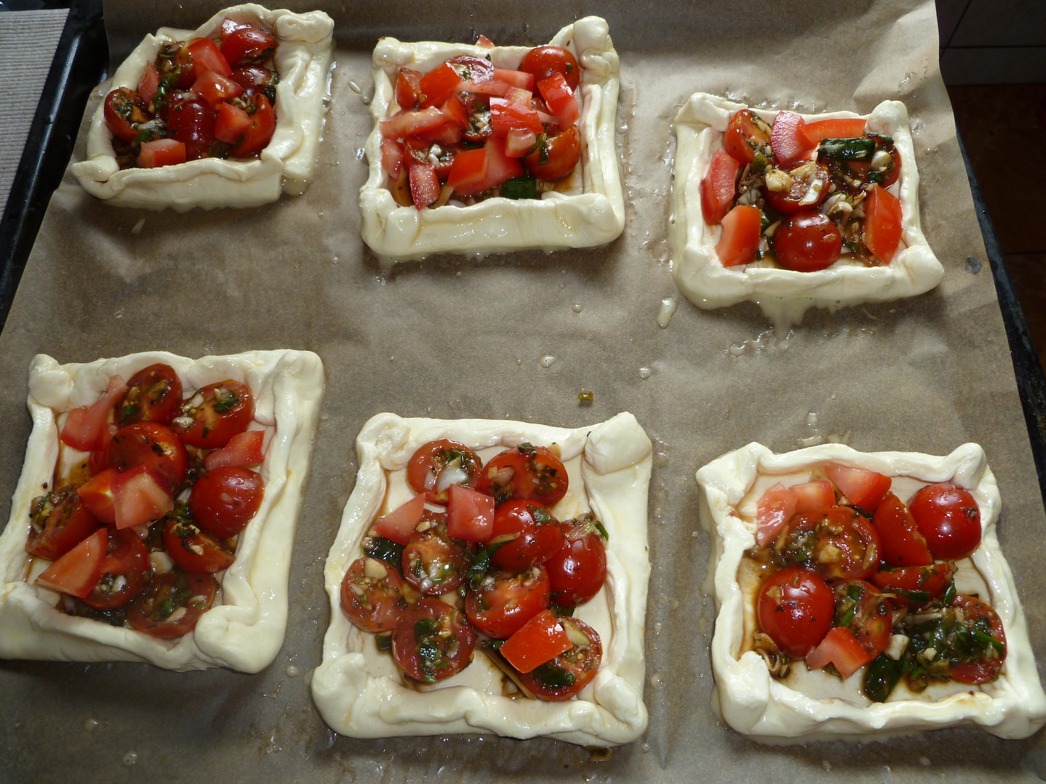 Tarte aperitiv cu rosii in foietaj