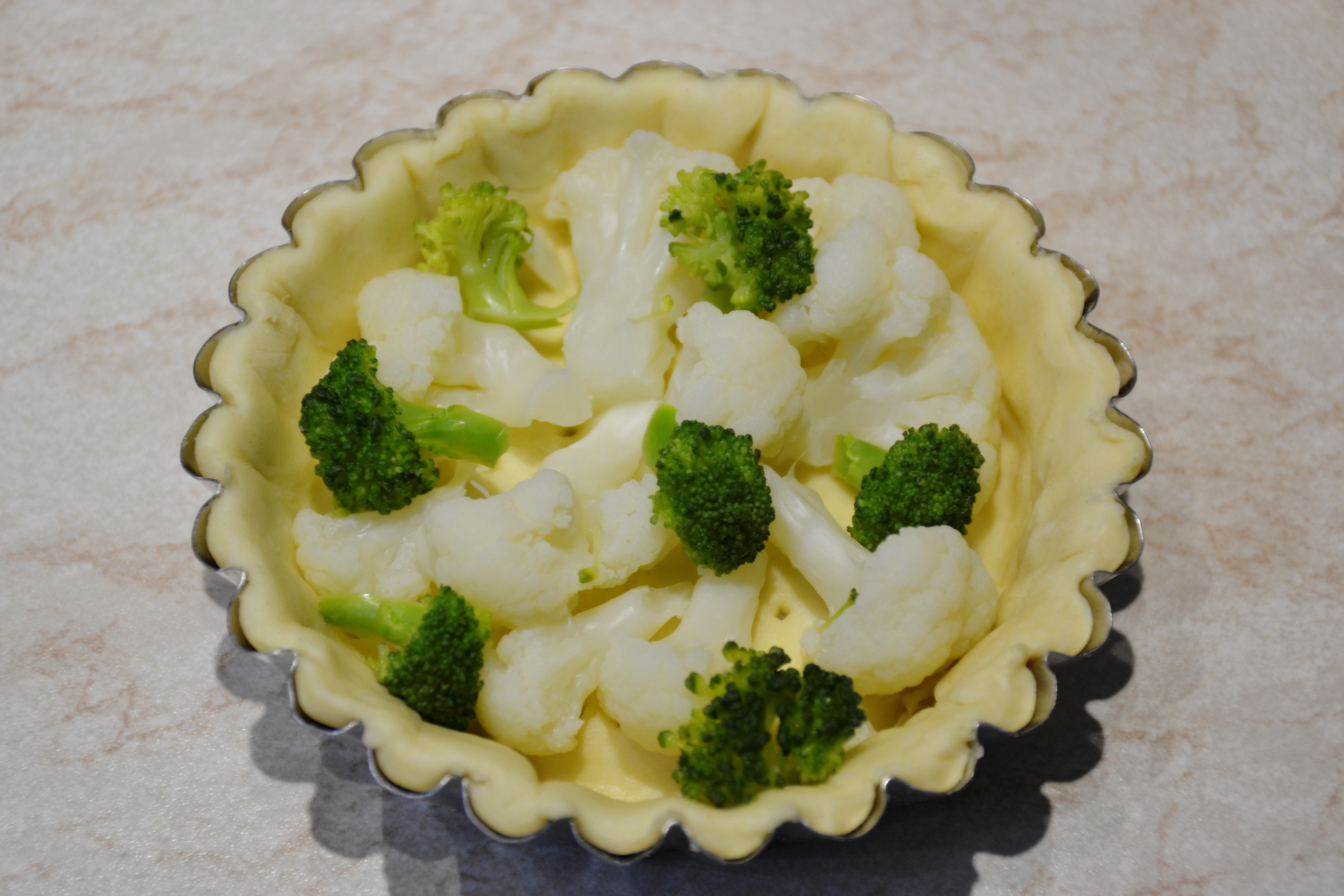 Mini tarte cu conopida si broccoli