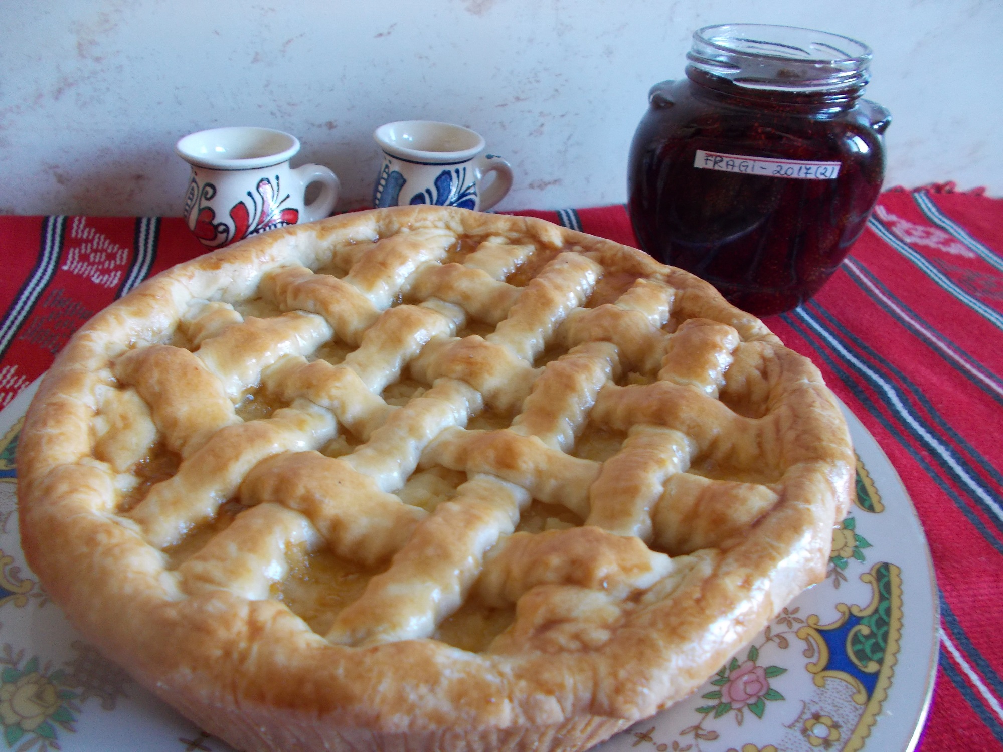 Desert tarta cu grilaj si crema de vanilie