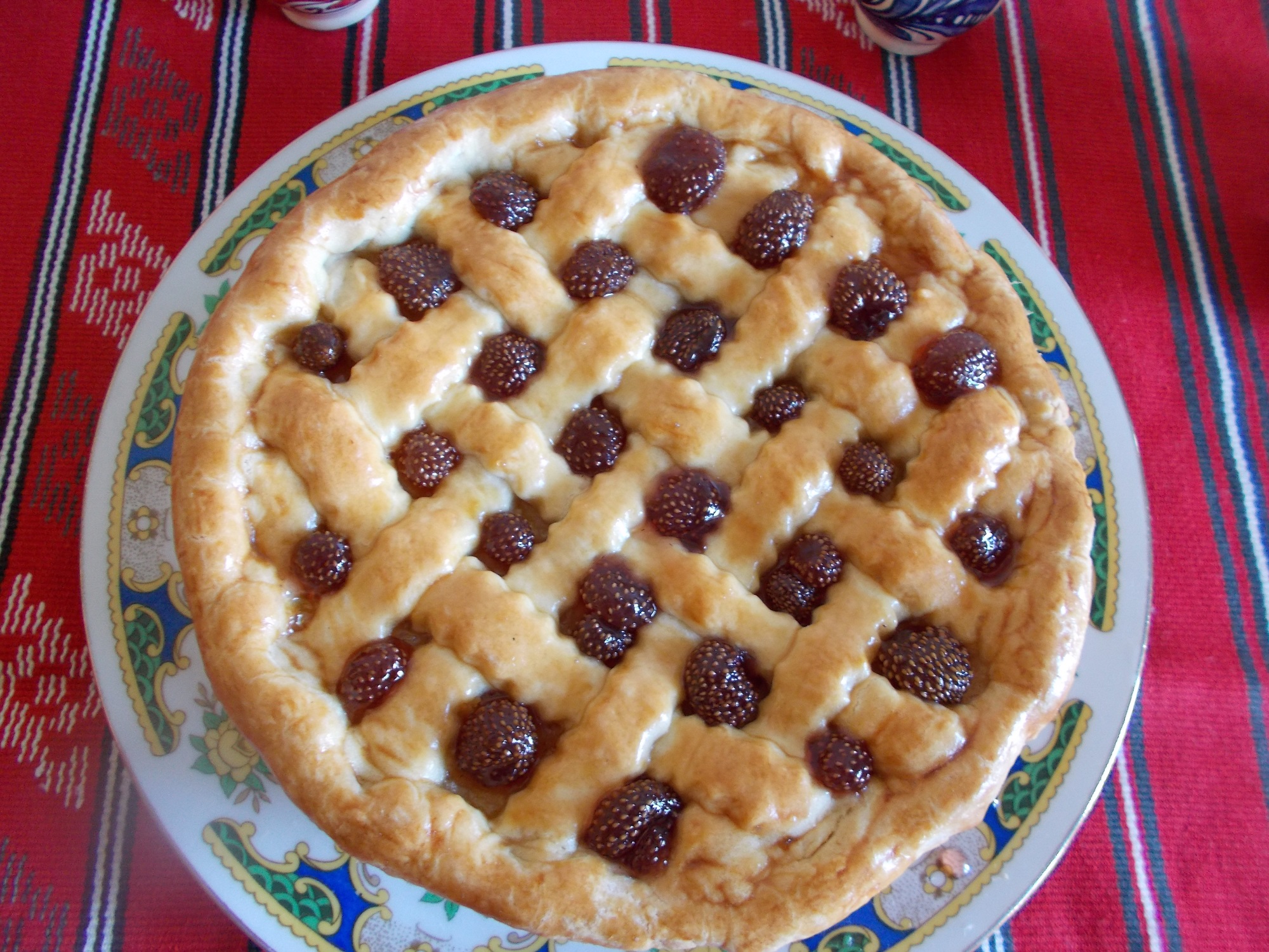 Desert tarta cu grilaj si crema de vanilie