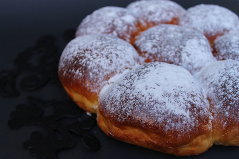 Desert placinte cu dulceata de caise si migdale prajite