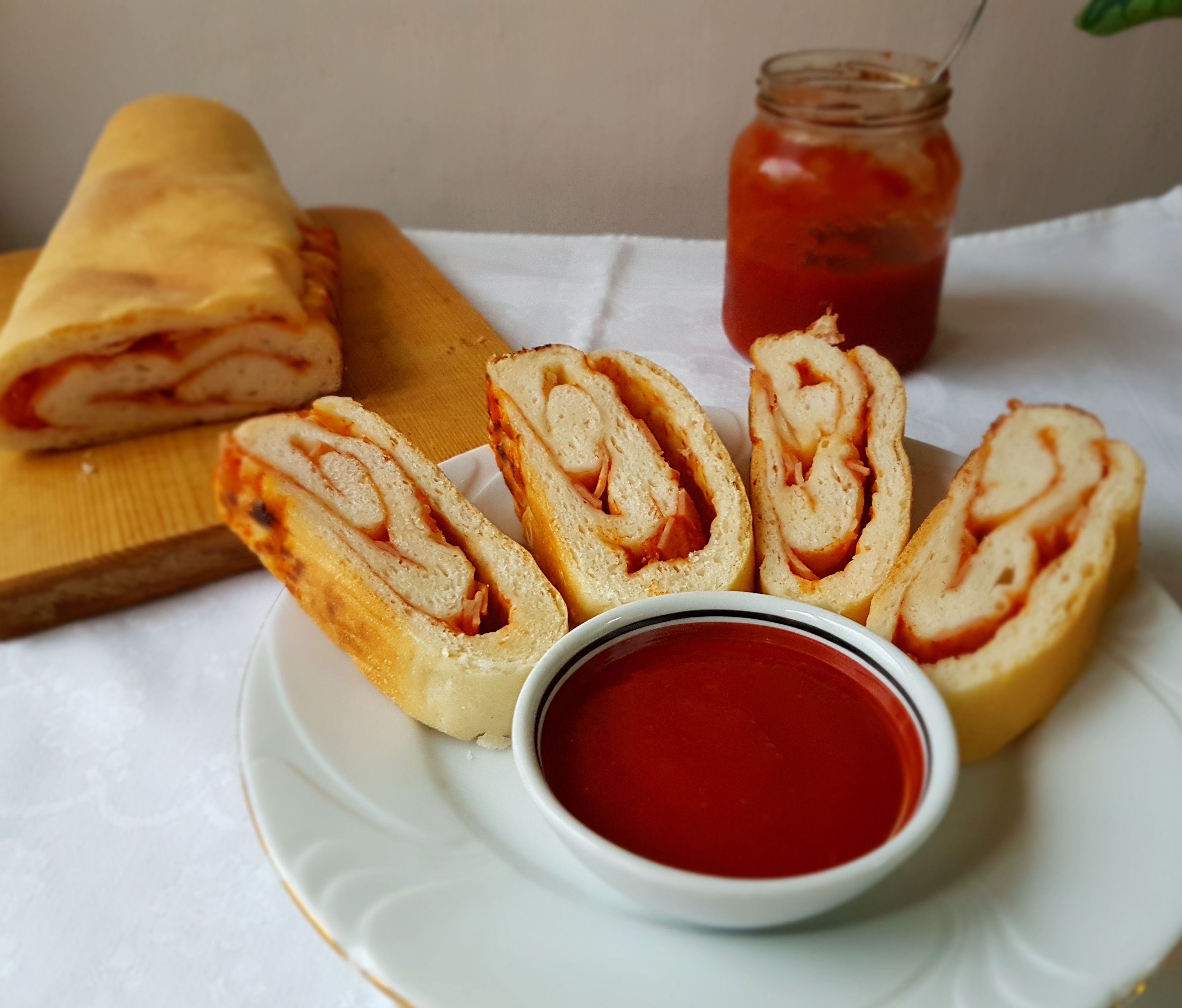 Aperitiv placinta rulata cu sunca si ceapa