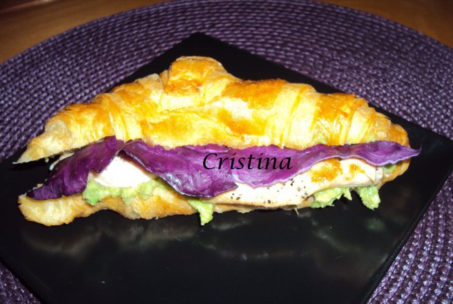 Croissant cu piept de pui si avocado