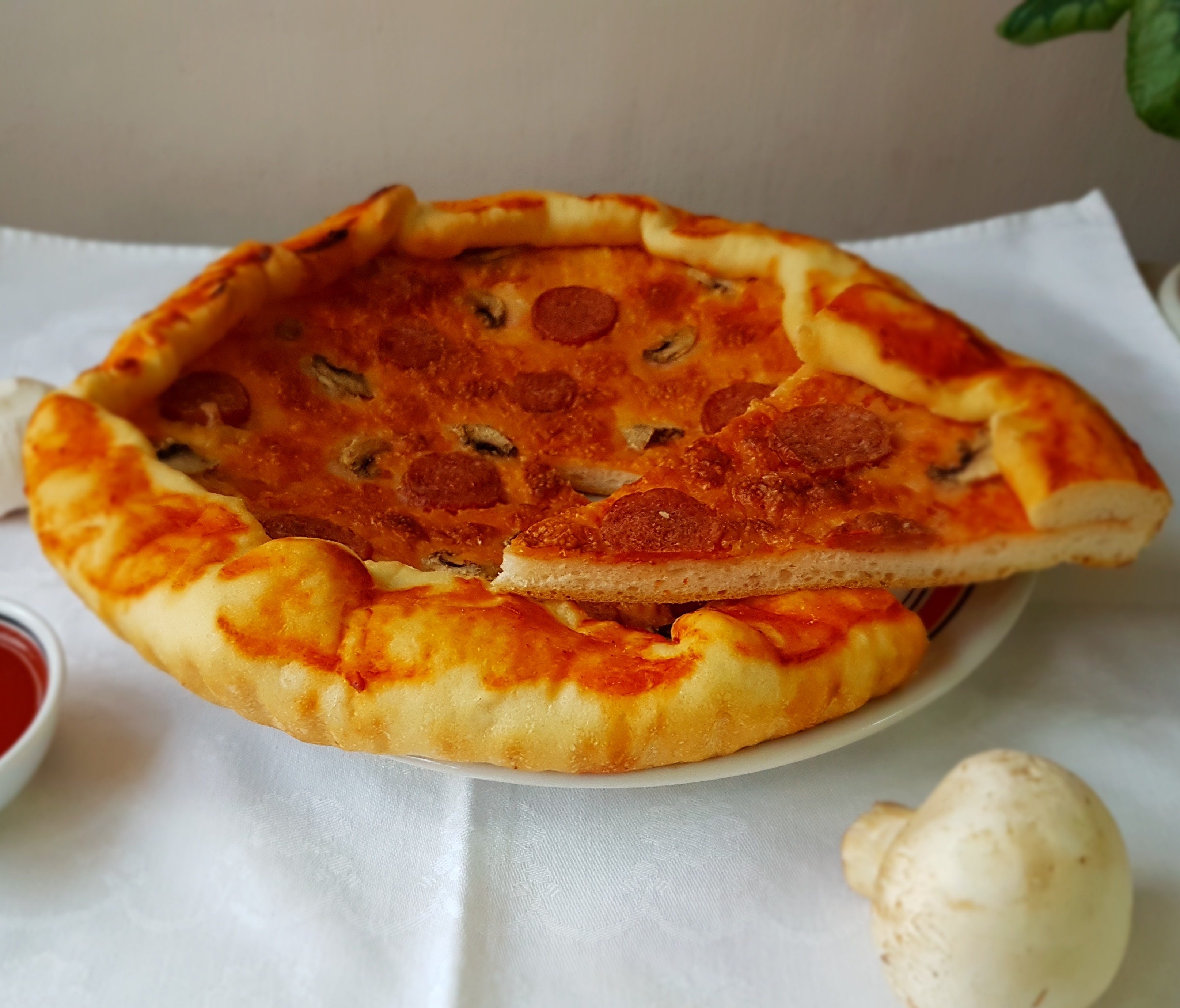 Aperitiv tarta rustica cu mozzarela, carnati si ciuperci