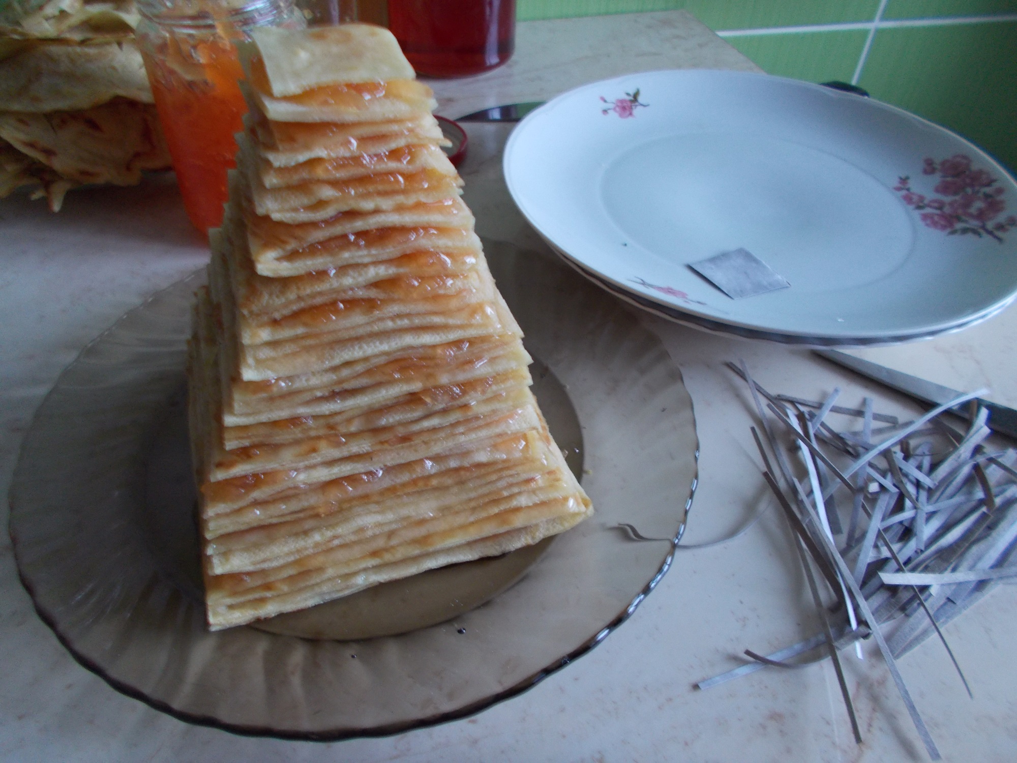 Desert piramida din clatite de post, cu dulceata si peltea de gutui