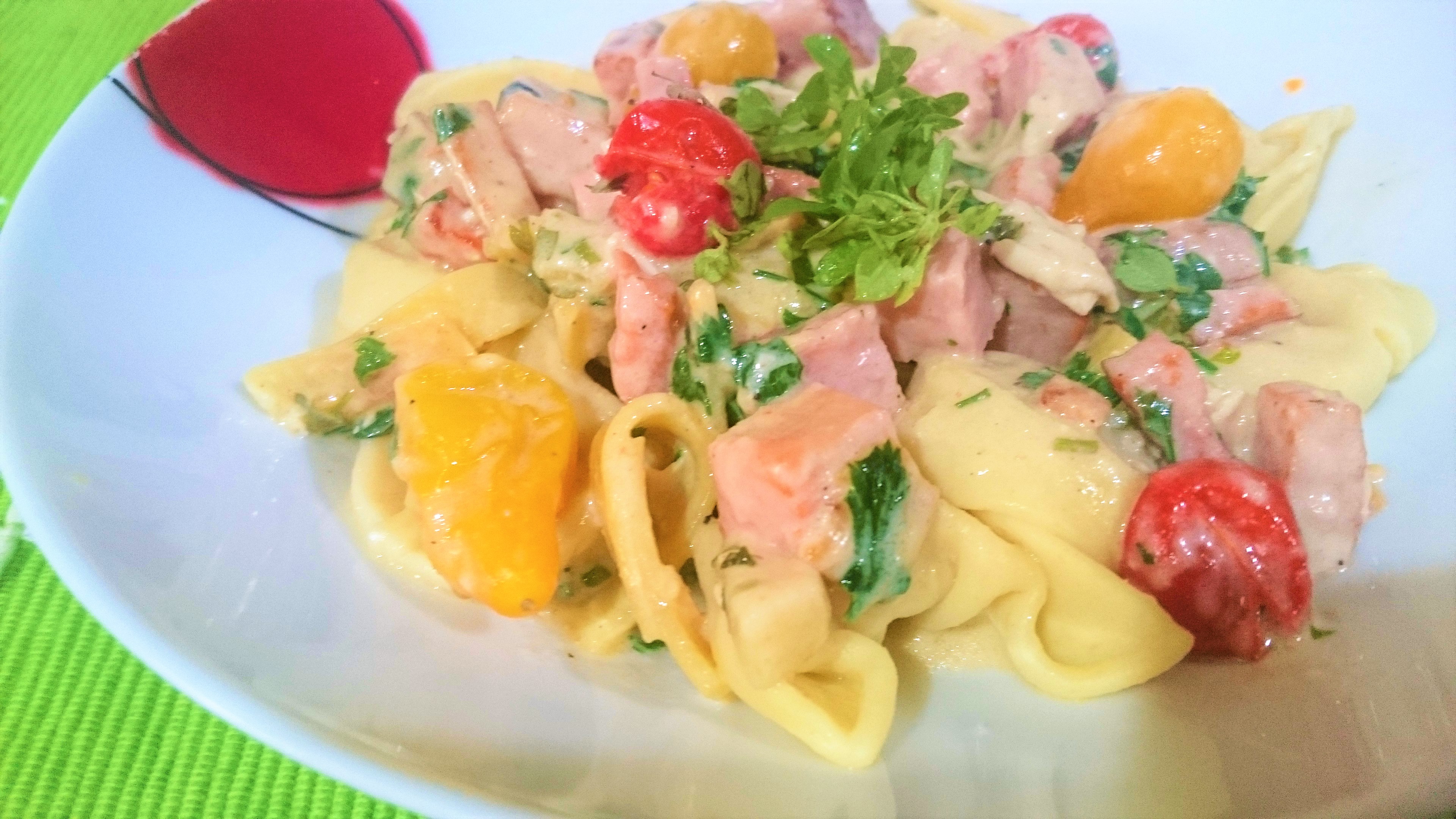 Tortellini cu sunca si sos cremos