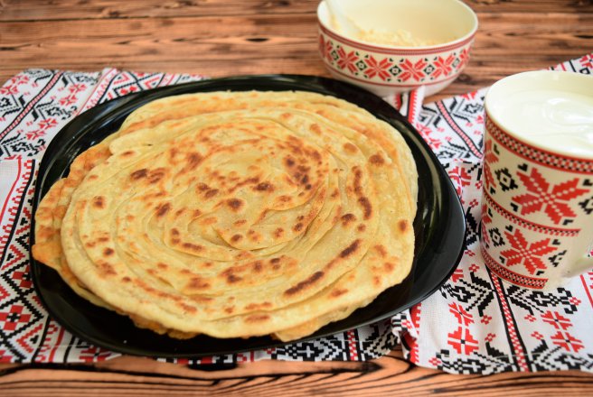 Paratha sau paine plata foietajata preparata la tigaie