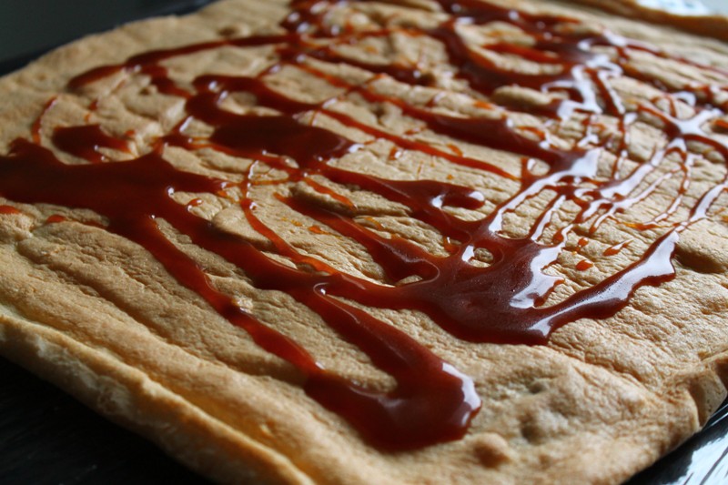 Desert rulada cu crema de piersici si caramel