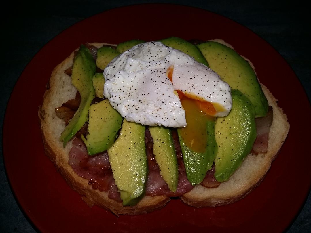 Sandvis cu bacon, avocado si ou posat