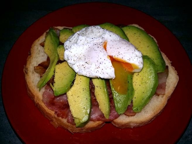 Sandvis cu bacon, avocado si ou posat