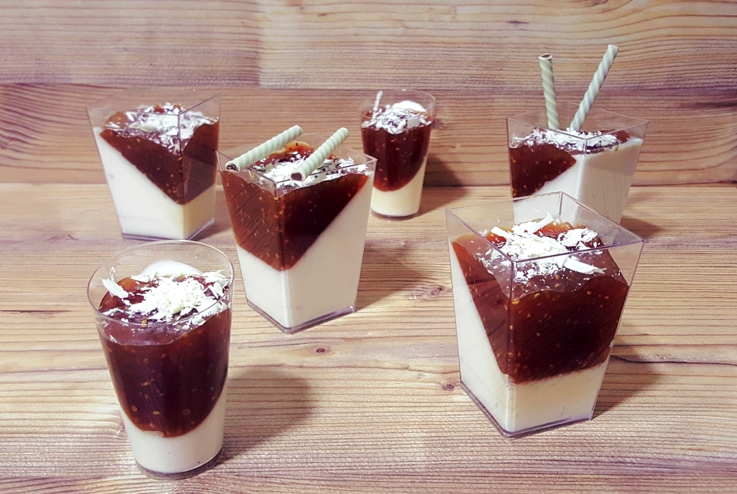 Desert Panna Cotta cu vanilie si gem