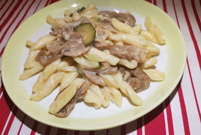 Strozzapreti cu ciuperci si zucchini