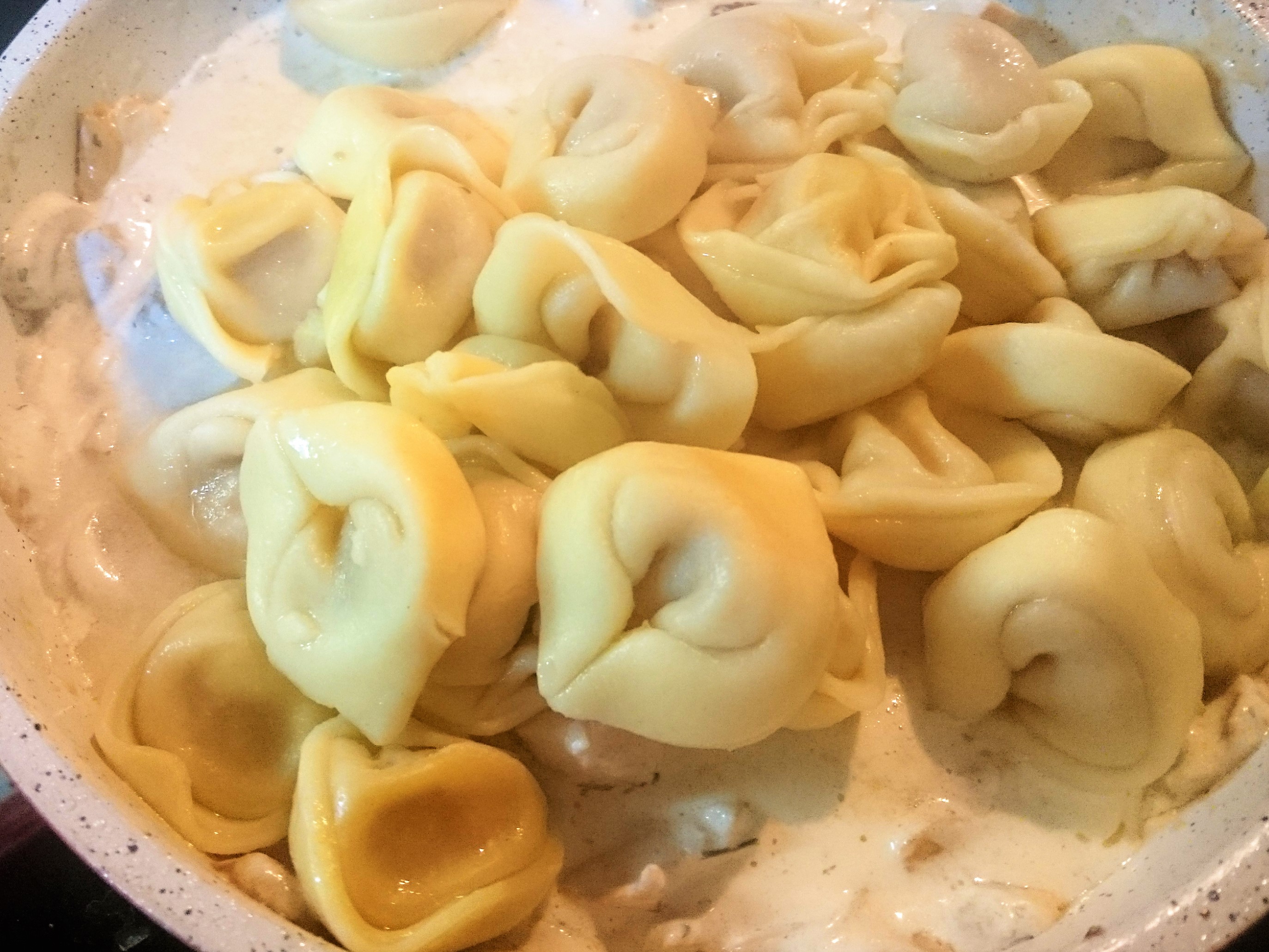 Tortellini cu pui, ciuperci si mascarpone