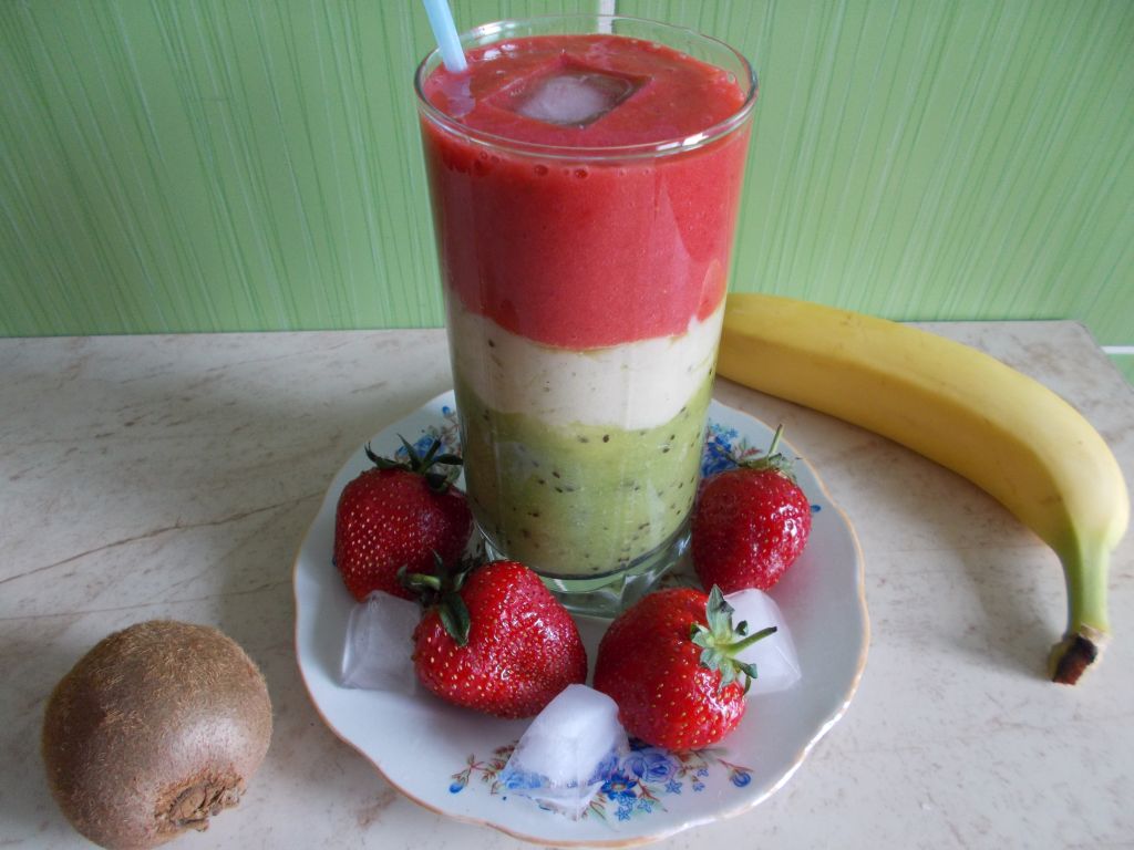 Smoothie de kiwi, banane si capsuni