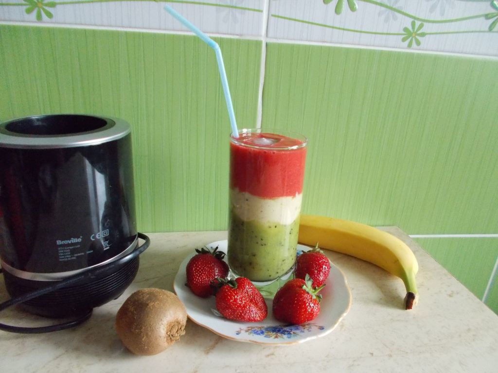 Smoothie de kiwi, banane si capsuni