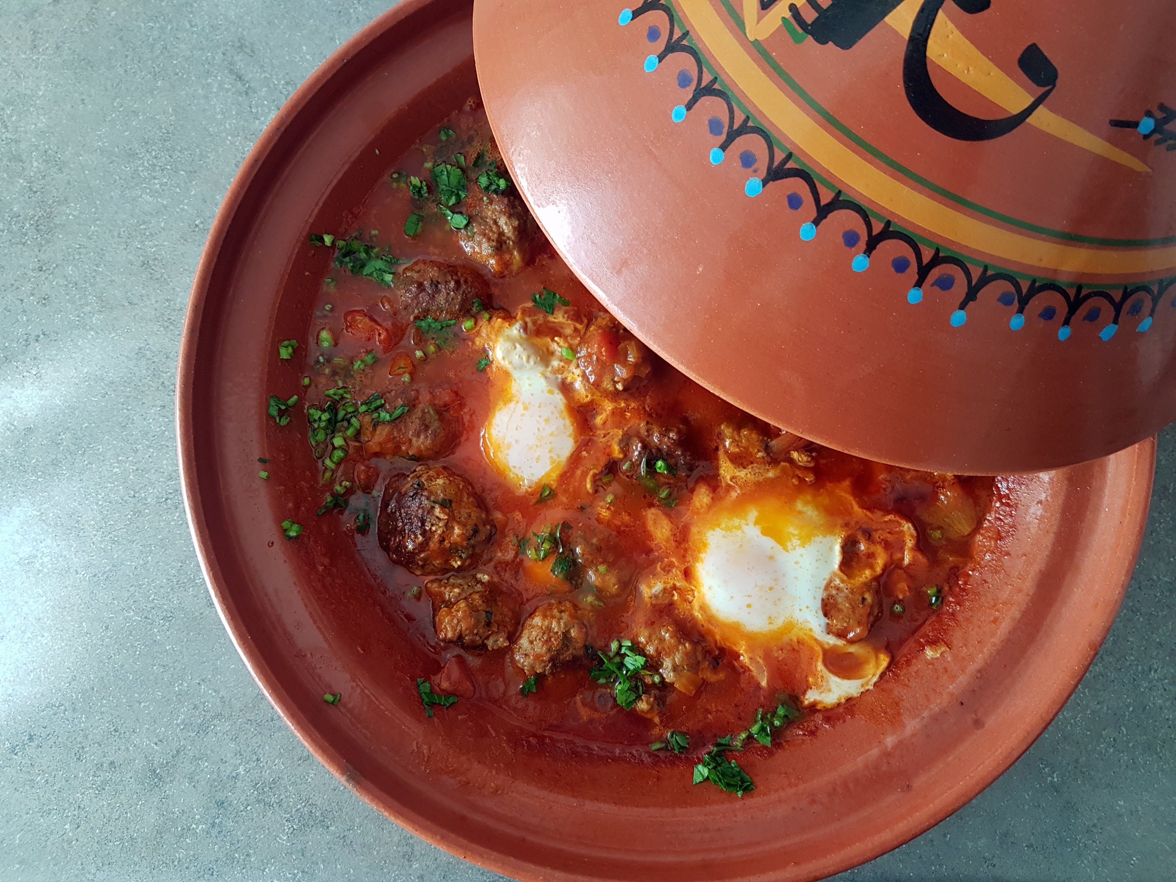 Kefta Mkaouara (Tajine cu chiftele si oua, in sos de rosii)