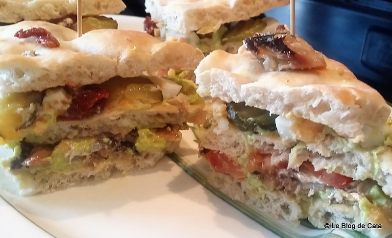 Sandwich Club cu avocado si sardine