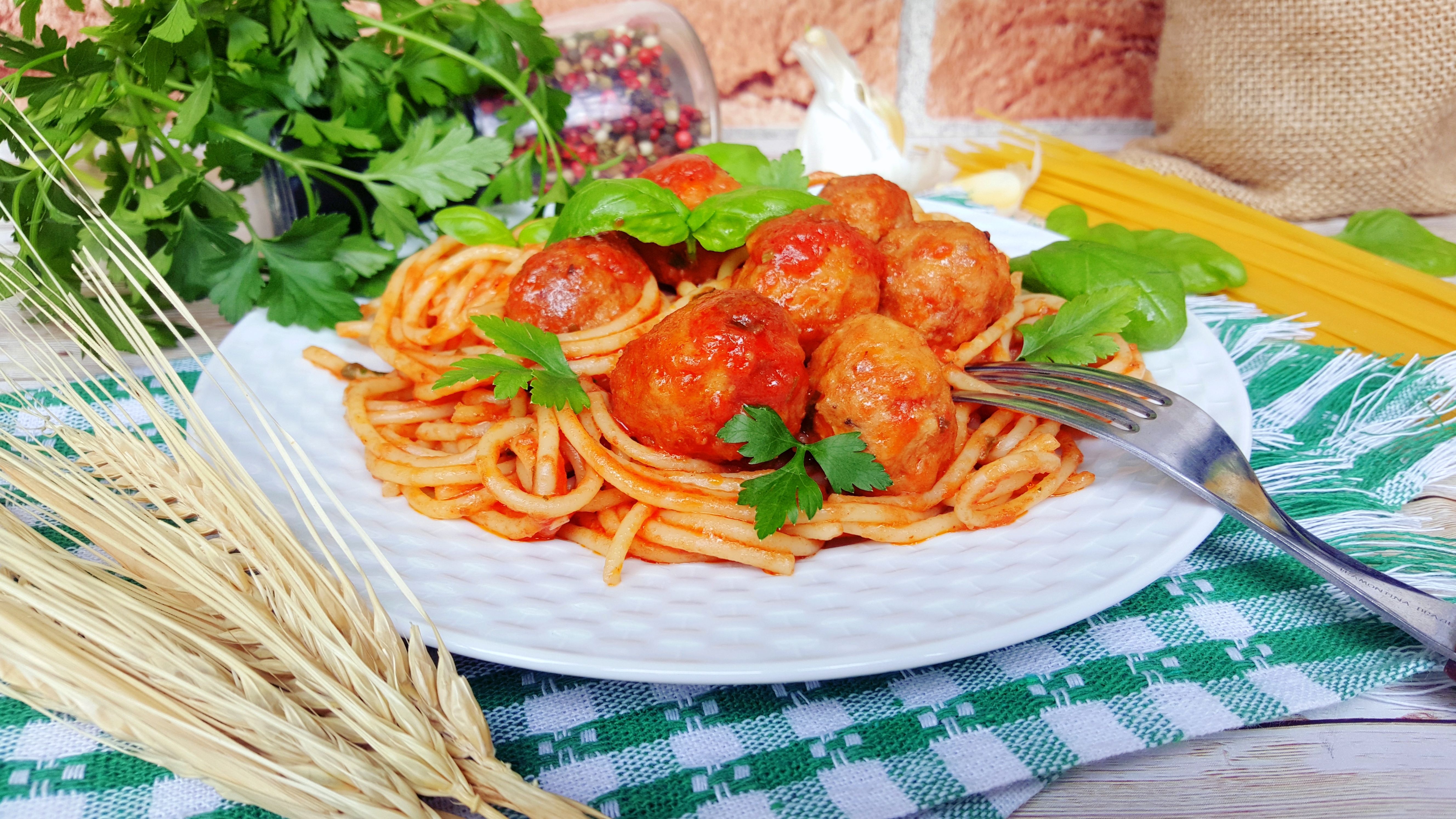 Spaghete cu chiftelute din carne de vita-porc in sos de rosii