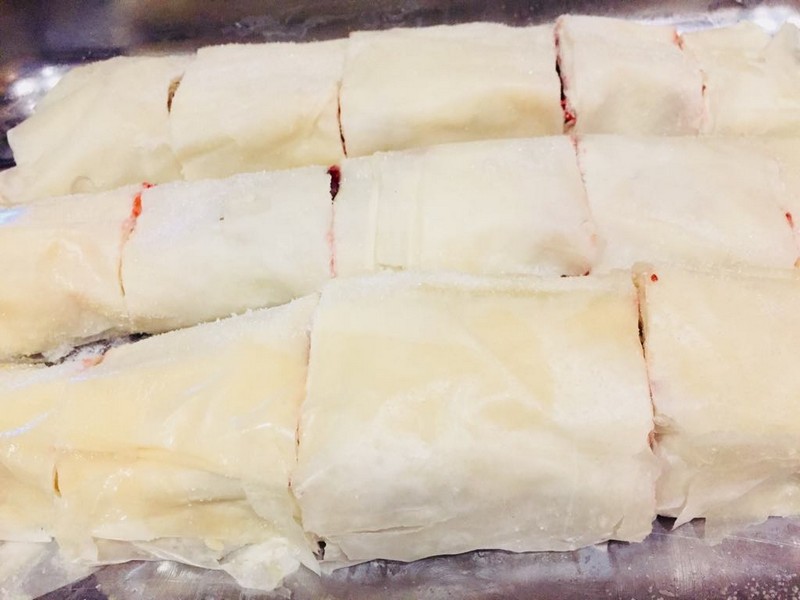 Desert strudel cu visine, cocos si sirop de artar