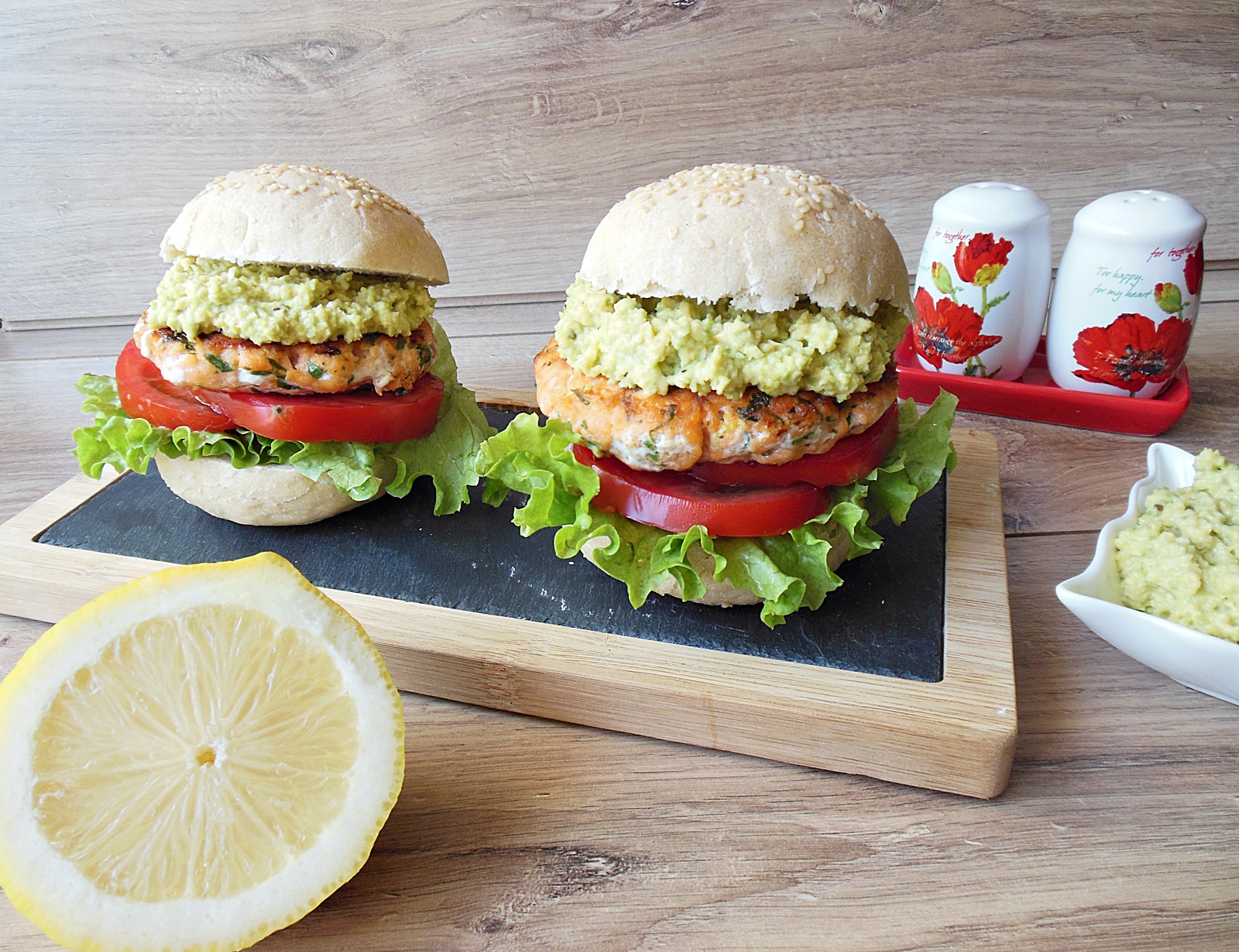 Burger de somon cu pasta de avocado