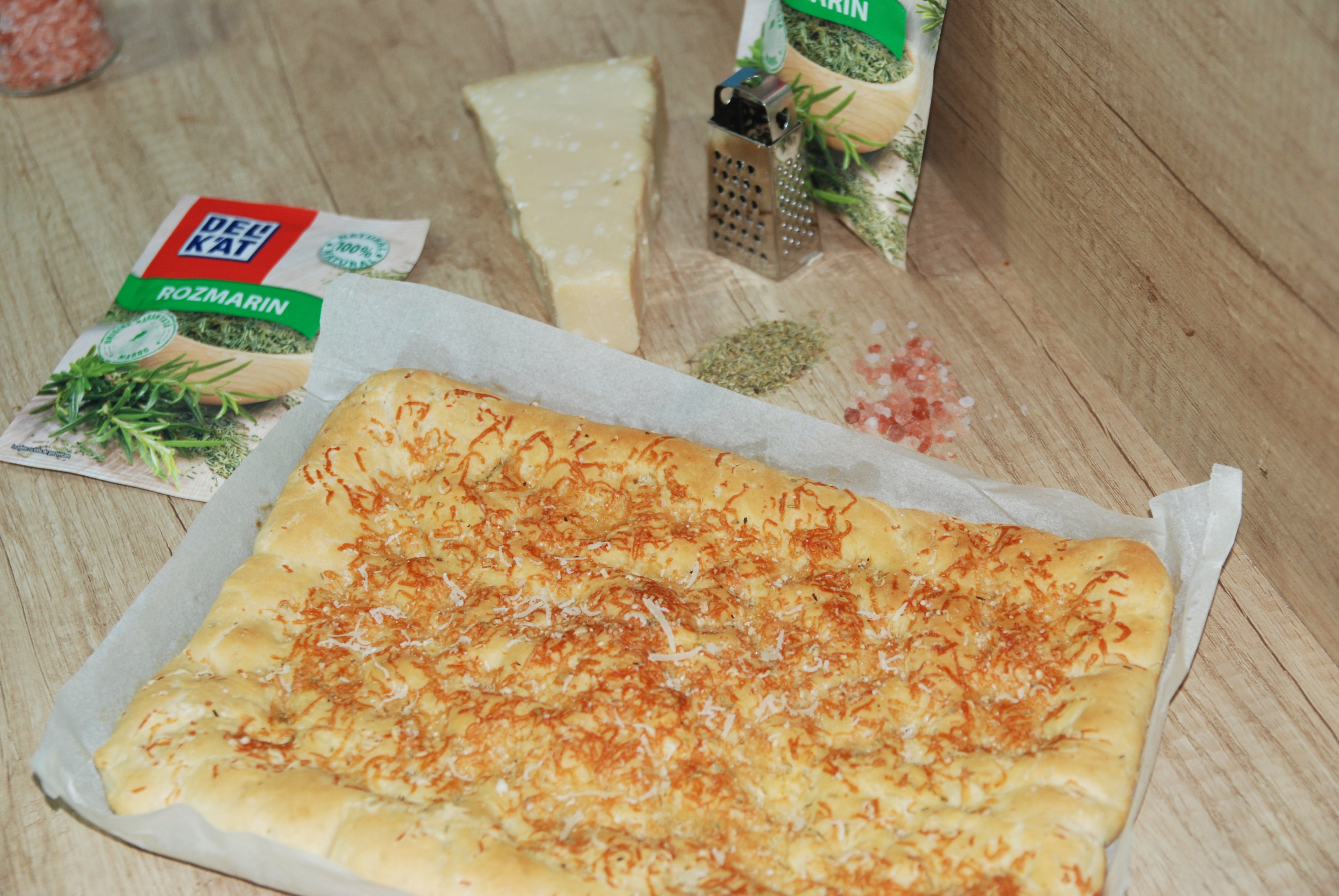 Foccacia cu rozmarin si parmezan