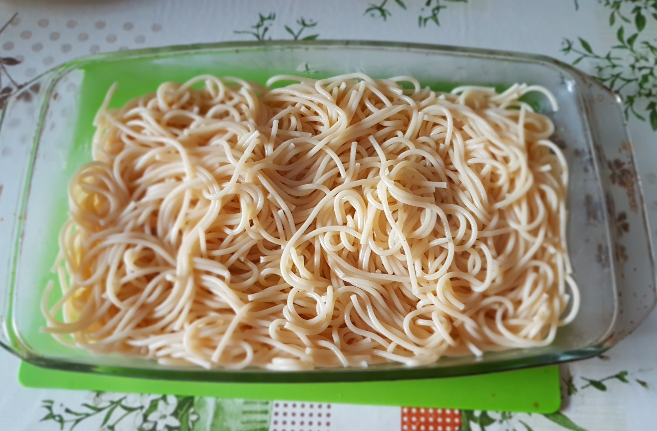 Spaghete cu chiftelute in sos de rosii