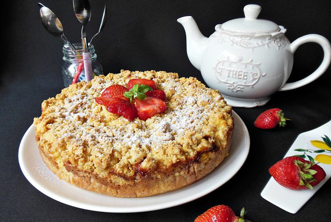 Desert tarta crumble cu mascarpone si capsuni