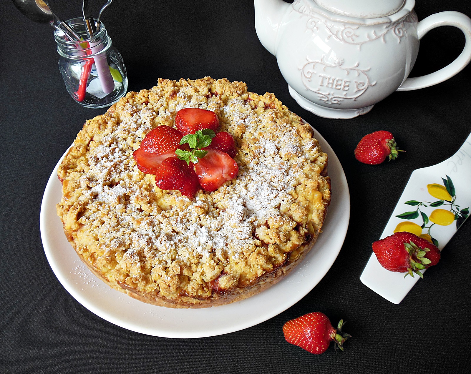 Desert tarta crumble cu mascarpone si capsuni