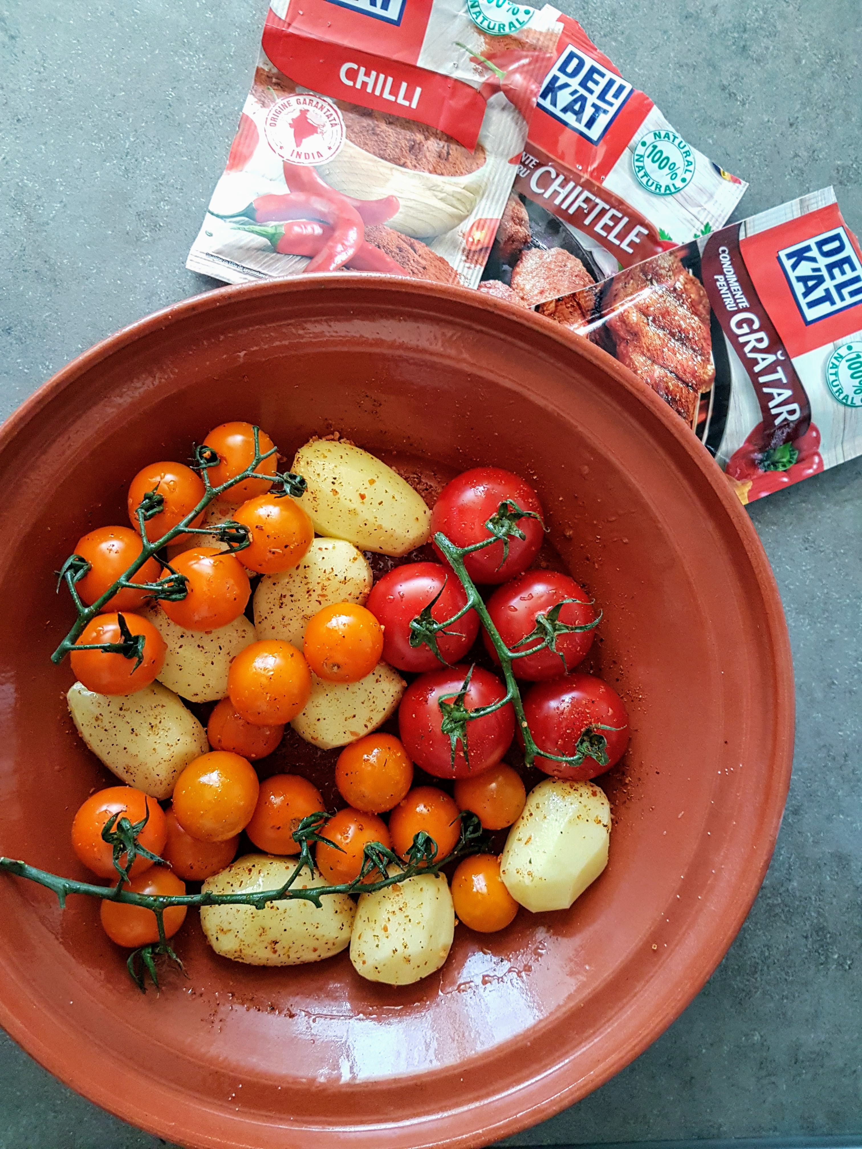 Festin cu Delikat (Pui intreg la cuptor cu rosii, cartofi si lipii cu crema picanta de branza Feta)