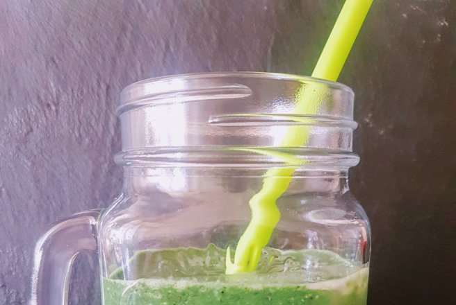 Smoothie pentru micul dejun cu ovaz, spanac si spirulina